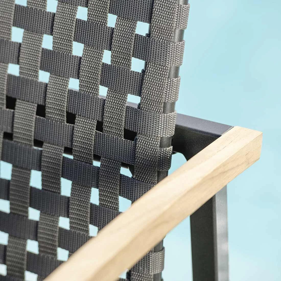 Stern Lucy Stapelsessel Aluminium/Gurtbespannung Teakarmlehnen Anthrazit/Platin 7 Stern Lucy Stapelsessel Aluminium/Gurtbespannung Teakarmlehnen Anthrazit/Platin - Image 7