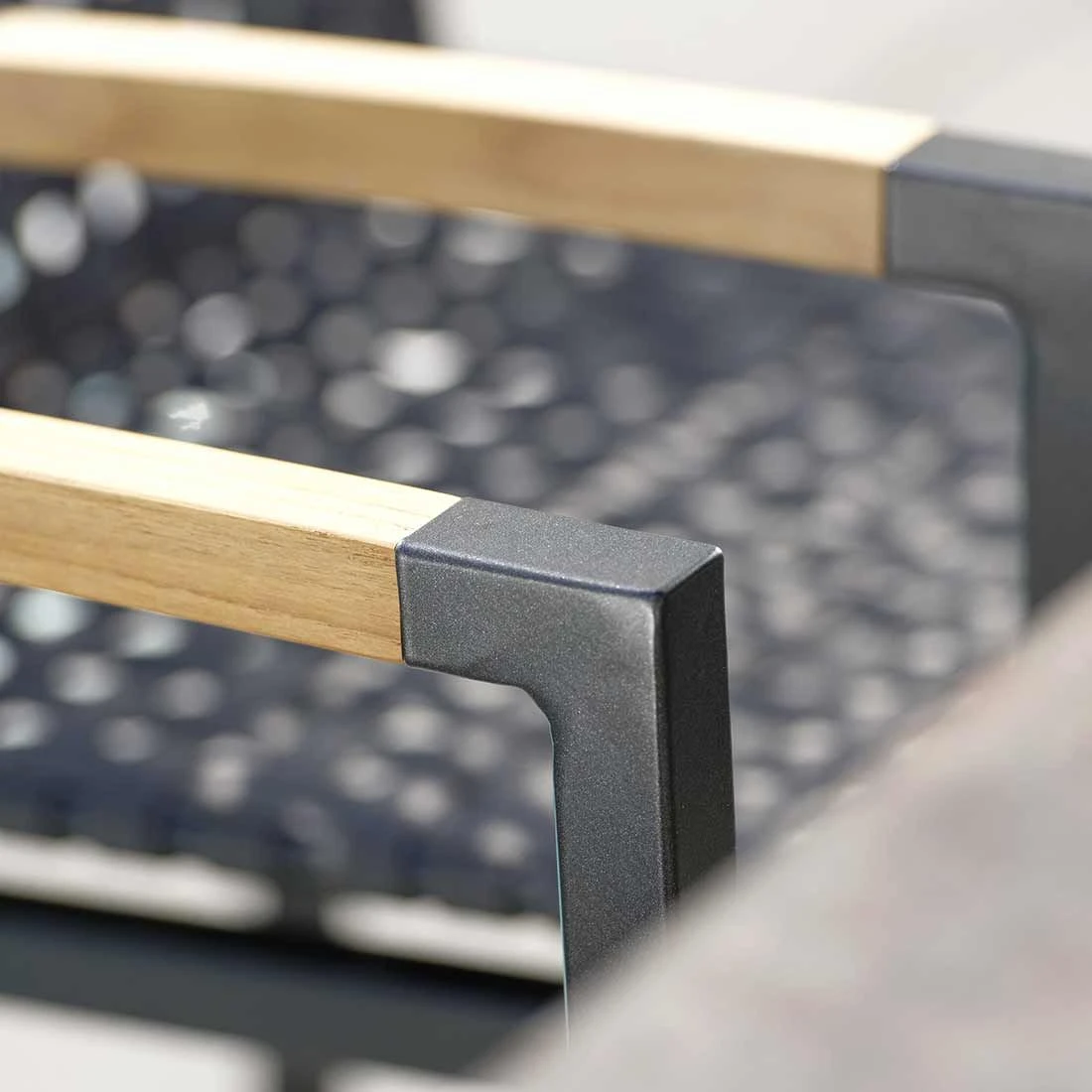 Stern Lucy Stapelsessel Aluminium/Gurtbespannung Teakarmlehnen Anthrazit/Platin 8 Stern Lucy Stapelsessel Aluminium/Gurtbespannung Teakarmlehnen Anthrazit/Platin - Image 8